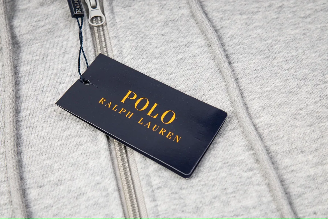 P240 Style No.: Y055 Ralph Lauren/Ralph Lauren pony embroidered zipper cardigan hooded sweatshirt. A one-of-a-kind sweatshirt for autumn and winter is here. You can wear it casually no matter how you wear it! ! This hooded sweatshirt is decorated with the simple style that represents Ralph Lauren and is paired with a pony embroidery pattern, which is three-dimensional and full! The solid color fabric paired with exquisite embroidery instantly sets it off! Hooded sports design, loose and casual fit! The overall texture is very strong! Through the pictures, we can feel the thickness and texture of custom-woven and dyed threads. The workmanship is exquisite. They are shipped from major foreign trade factories. They are all made by masters with many years of experience. Everything is of high standards and requirements! Simple and versatile model ~ Made of imported pique cotton fabric, which is super delicate and soft, close to the body without being tied. All fabrics and accessories are original custom-made and of high quality! Perfectly reflects the brand’s sense of superiority! Standard cut, comfortable stretch, unrestricted movement! Highly practical, high-end and classy! Versatile style ~ can be paired with jeans or jogging pants. Ideal for transitioning from your morning commute to weekend events! Tag, hanging particles, washed, packaging bag, full set of accessories, very good-looking, super exquisite workmanship, size: S-XL, color: navy, black, gray